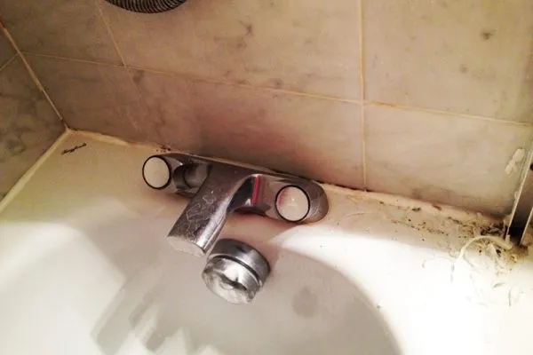 Removing mouldy silicone