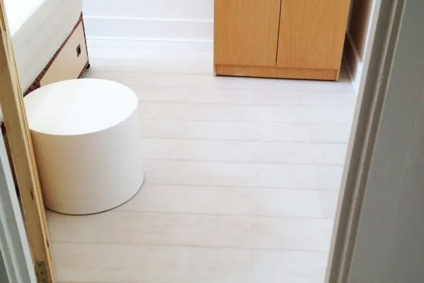 Bedroom laminate flooring